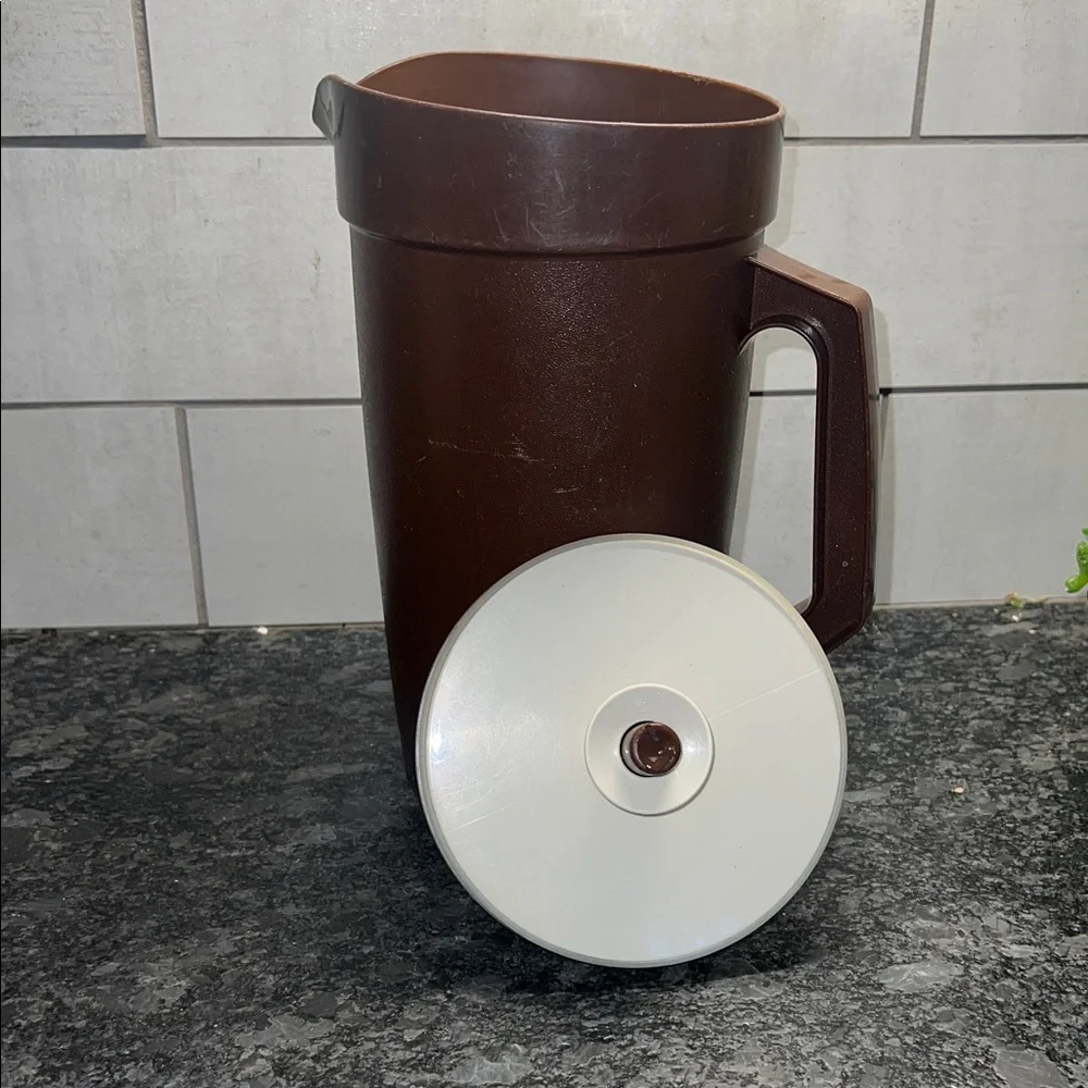 Tupperware 2 qt Brown Pitcher with Lid. Good condition
